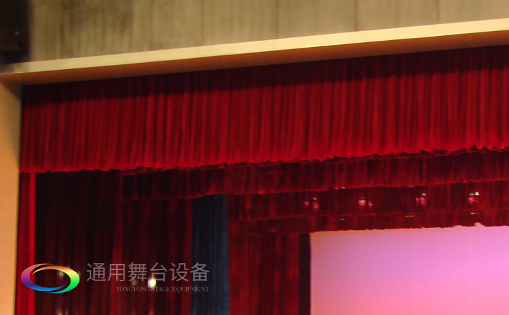 舞臺劇場布置一套完整的舞臺阻燃幕布需要幾層?