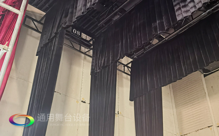 設置在舞臺上空，以金屬排架懸掛燈具的設備——燈光吊架Side lighting ladder通用舞臺阻燃幕布